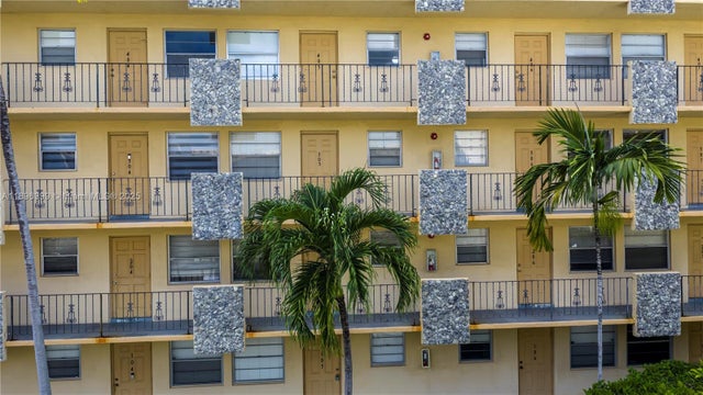 1 of 20 - 2145 Pierce St 305, Hollywood, FL