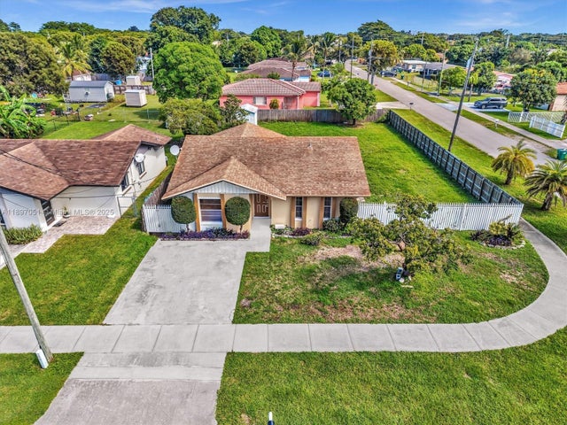 1 of 58 - 17995 Sw 105th Ave, Miami, FL