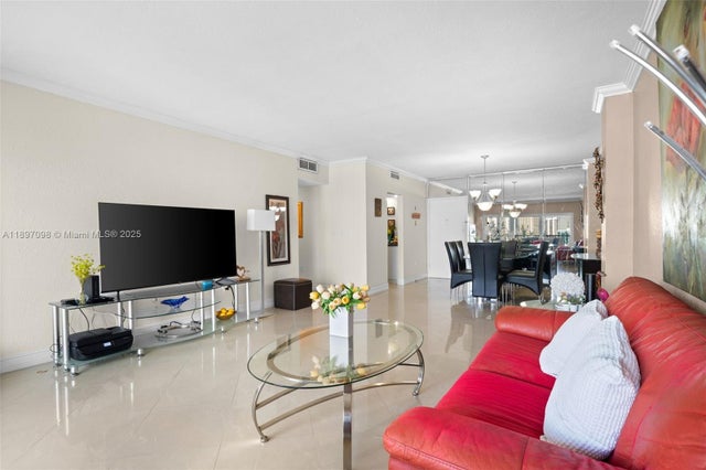 5 of 18 - 300 Bayview Dr 1707, Sunny Isles Beach, FL