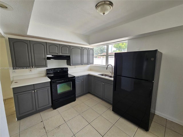 4 of 19 - 5621 Cleveland St, Hollywood, FL