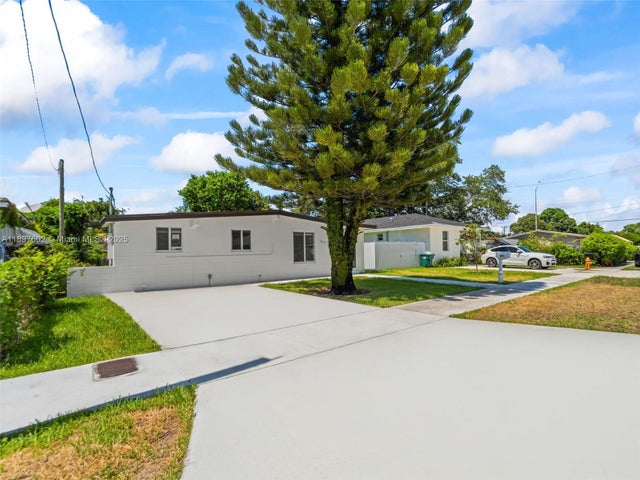 4 of 40 - 3231 Nw 48th Ter, Miami, FL