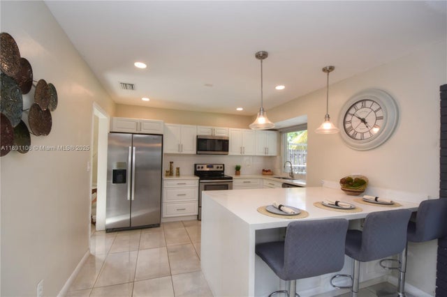 1 of 3 - 609 S Crescent Dr, Hollywood, FL