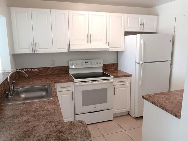 2 of 14 - 1830 Dixieanna St 503, Hollywood, FL