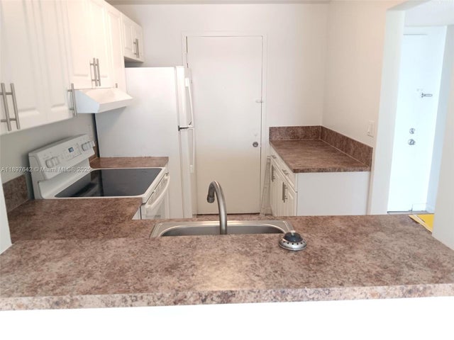 3 of 14 - 1830 Dixieanna St 503, Hollywood, FL