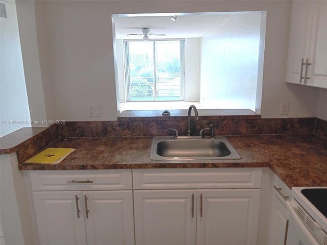 4 of 14 - 1830 Dixieanna St 503, Hollywood, FL