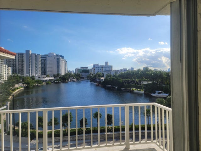 1 of 6 - 2600 Collins Ave 509, Miami Beach, FL