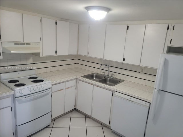 3 of 6 - 2600 Collins Ave 509, Miami Beach, FL