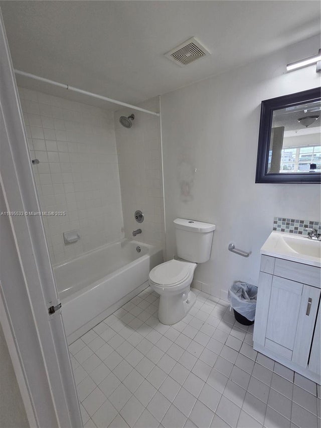 5 of 6 - 2600 Collins Ave 509, Miami Beach, FL