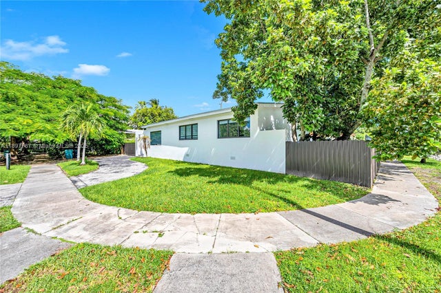 2 of 49 - 3051 Sw 84th Ct, Miami, FL