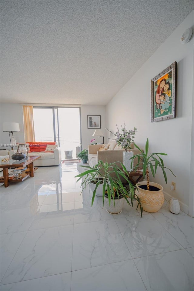 3 of 20 - 2500 Parkview Dr 1111, Hallandale Beach, FL