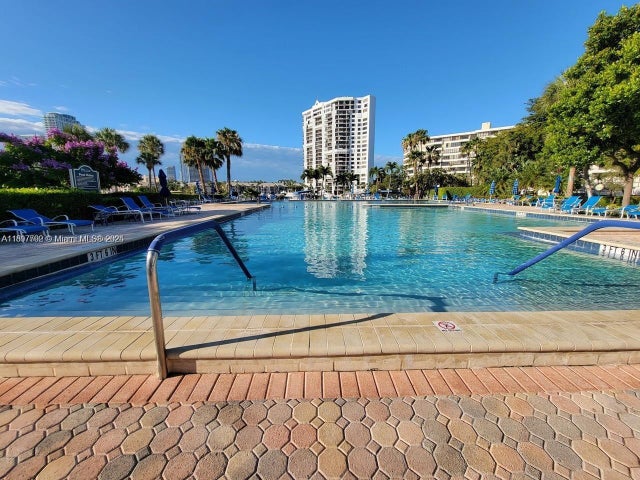 5 of 20 - 2500 Parkview Dr 1111, Hallandale Beach, FL