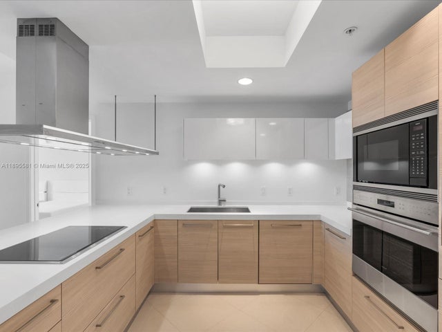 5 of 39 - 17301 Biscayne Blvd 1704, North Miami Beach, FL