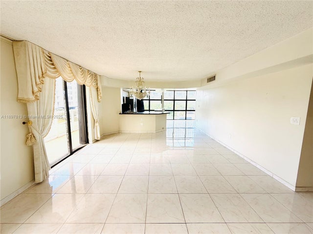 4 of 14 - 6423 Collins Ave 310, Miami Beach, FL