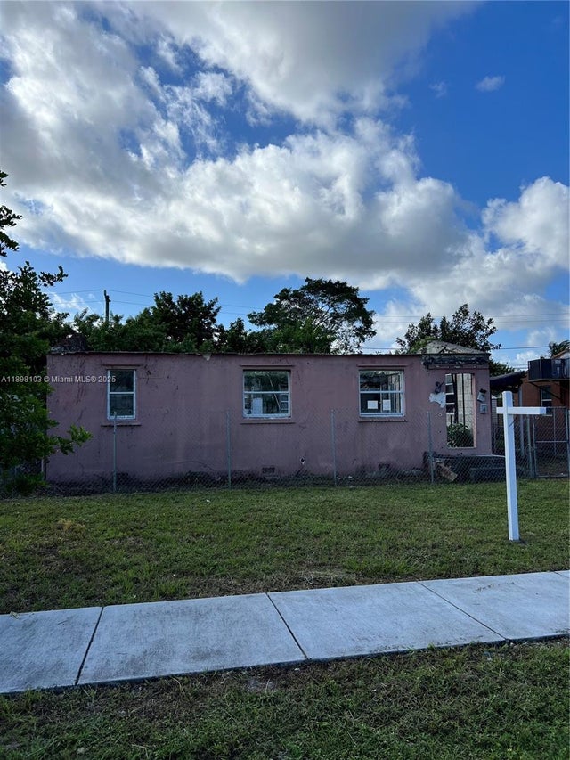 1 of 9 - 2122 Dewey St, Hollywood, FL