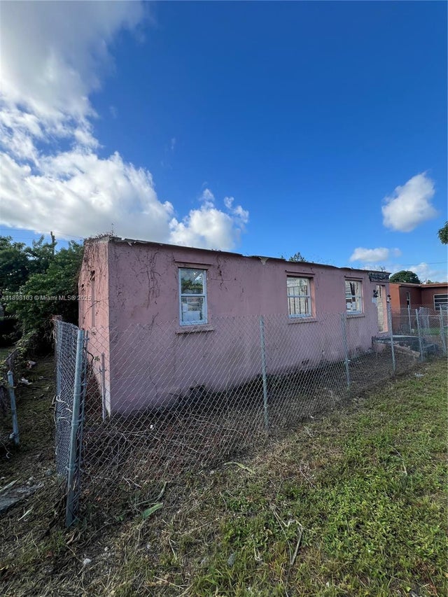 2 of 9 - 2122 Dewey St, Hollywood, FL