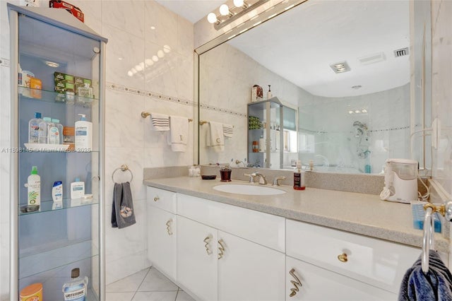 5 of 25 - 5517 Bayview Dr, Fort Lauderdale, FL