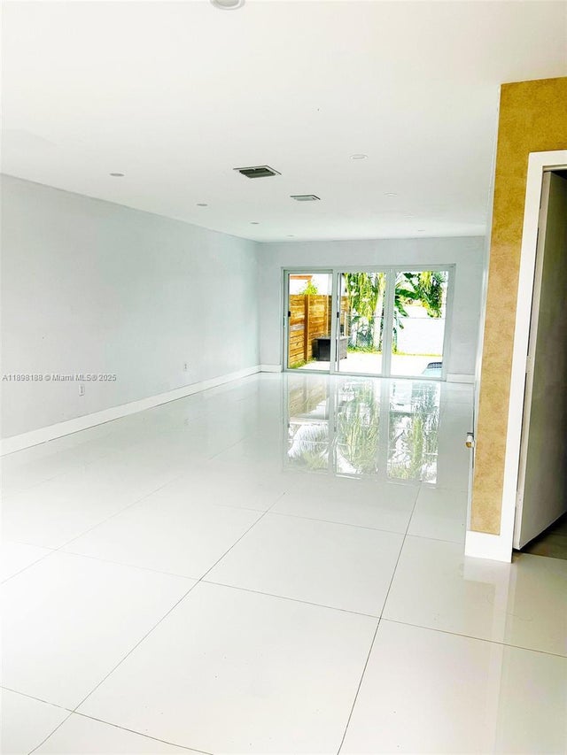 4 of 22 - 5343 Nw 184th St, Miami Gardens, FL