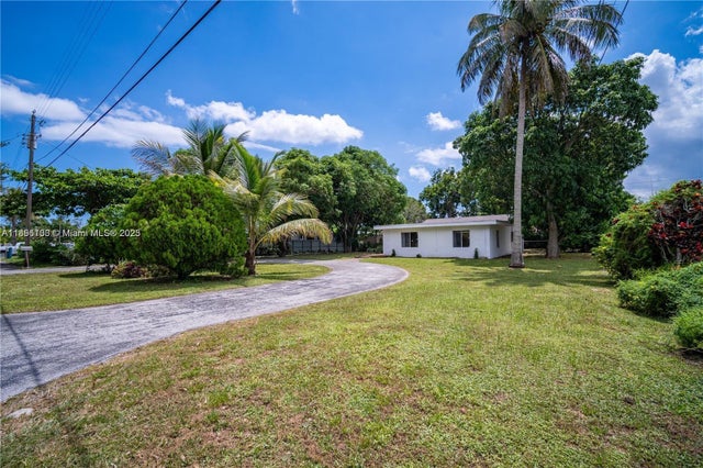 4 of 27 - 28 Ne 164th St, Miami, FL