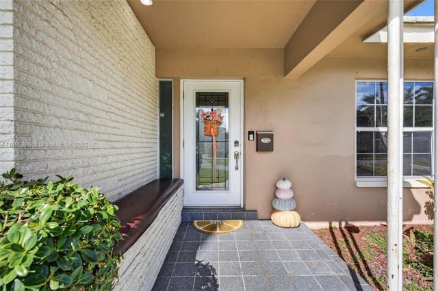1 of 33 - 801 Holly Ln, Plantation, FL