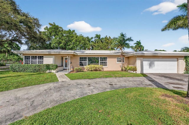 2 of 33 - 801 Holly Ln, Plantation, FL