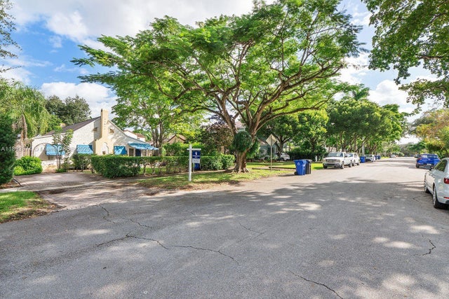 2 of 35 - 909 Se 5th Ct, Fort Lauderdale, FL