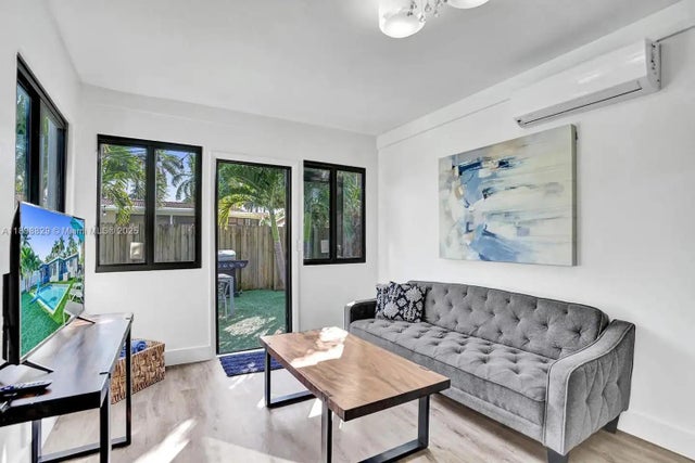 5 of 40 - 1024 Ne 4th St, Hallandale Beach, FL