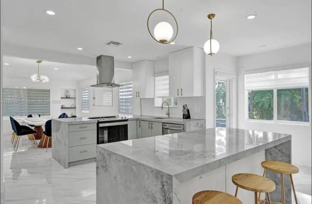 4 of 37 - 725 Harrison St, Hollywood, FL
