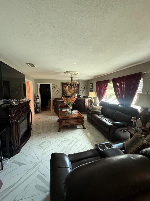 1 of 2 - 126 Sunflower Cir, Royal Palm Beach, FL