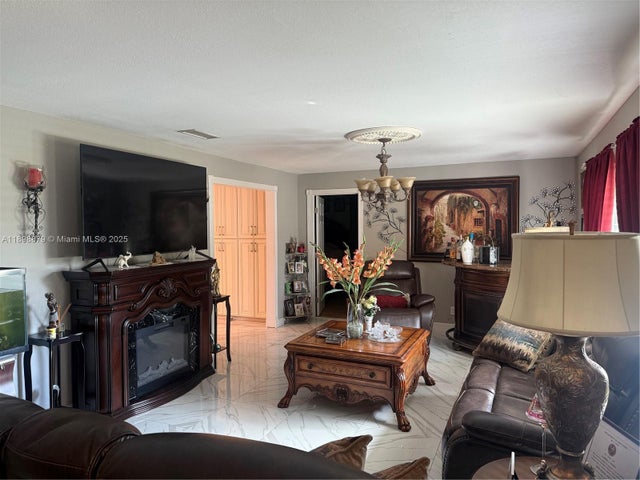 2 of 2 - 126 Sunflower Cir, Royal Palm Beach, FL
