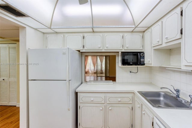 4 of 19 - 1005 Country Club Dr 408, Margate, FL