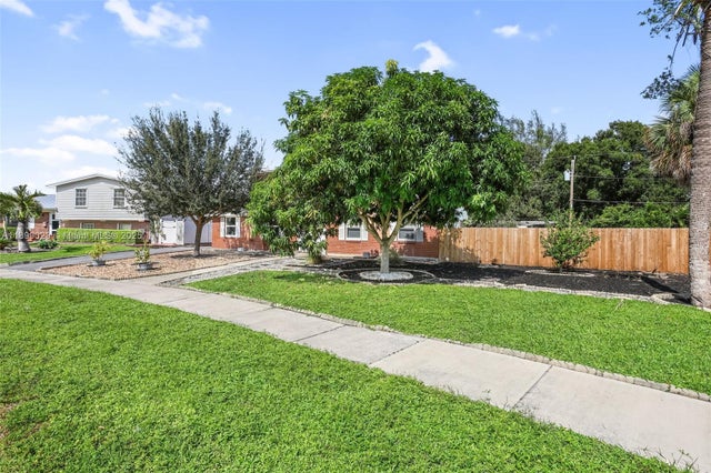 2 of 32 - 917 Orange Dr, Lake Park, FL