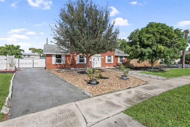 3 of 32 - 917 Orange Dr, Lake Park, FL