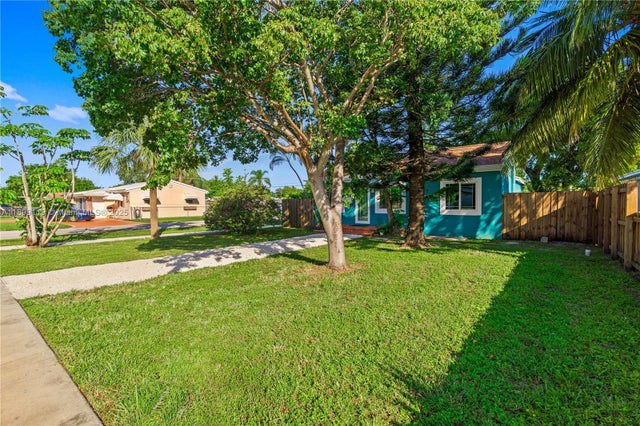 4 of 42 - 2447 Wilson St, Hollywood, FL