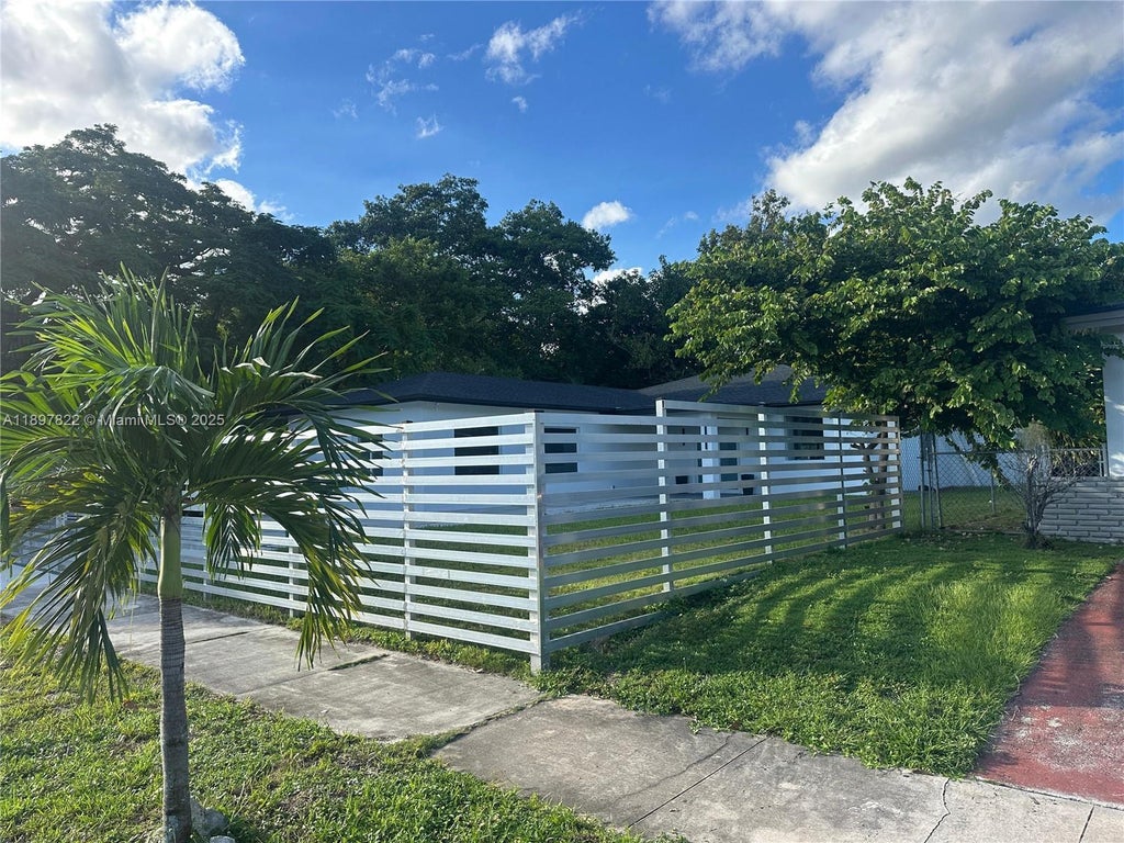 651 Ne 172nd St, Miami
