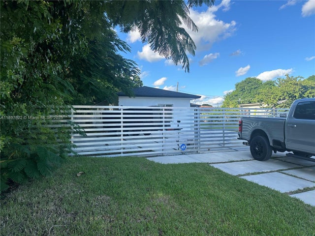 3 of 17 - 651 Ne 172nd St, Miami, FL
