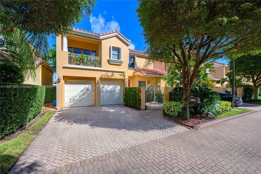 3699 Ne 208th Ter, Aventura