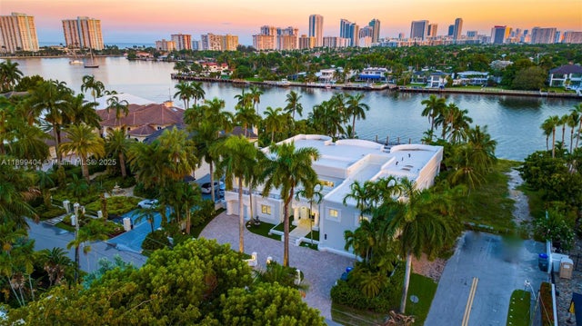 4 of 47 - 929 N Southlake Dr, Hollywood, FL
