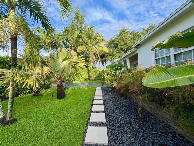 4 of 37 - 555 Ne 127th Street, North Miami, FL
