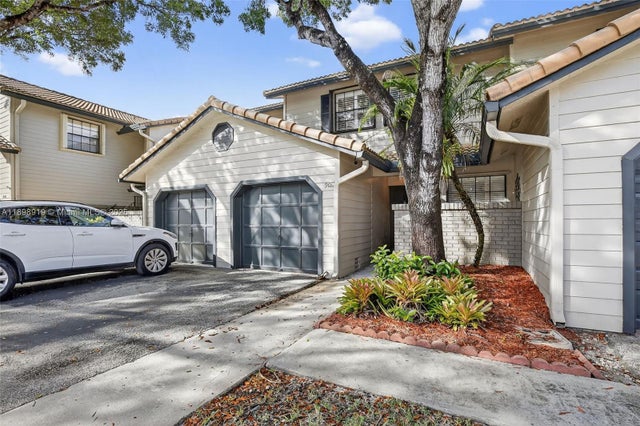 2 of 44 - 9012 Vineyard Lake Dr, Plantation, FL