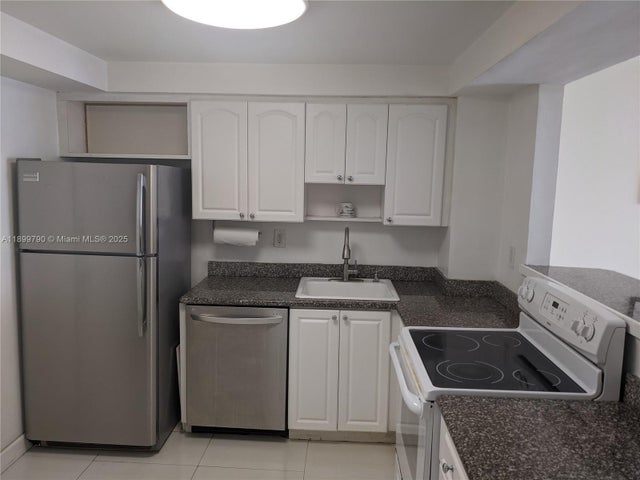 3 of 14 - 1658 Bay Rd 505, Miami Beach, FL