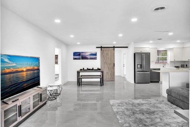 1 of 20 - 2112 N 14th Ter, Hollywood, FL