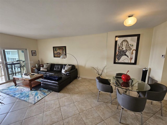 3 of 31 - 4200 Hillcrest Dr 1015, Hollywood, FL