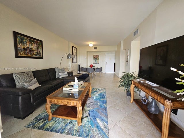 4 of 31 - 4200 Hillcrest Dr 1015, Hollywood, FL