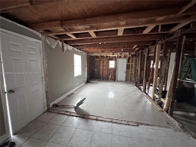 4 of 8 - 2760 Nw 11th Ct, Fort Lauderdale, FL