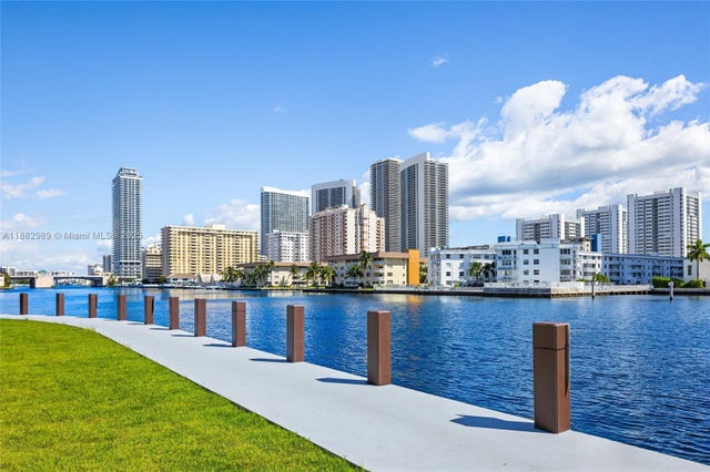 4 of 18 - 503 Palm Dr, Hallandale Beach, FL