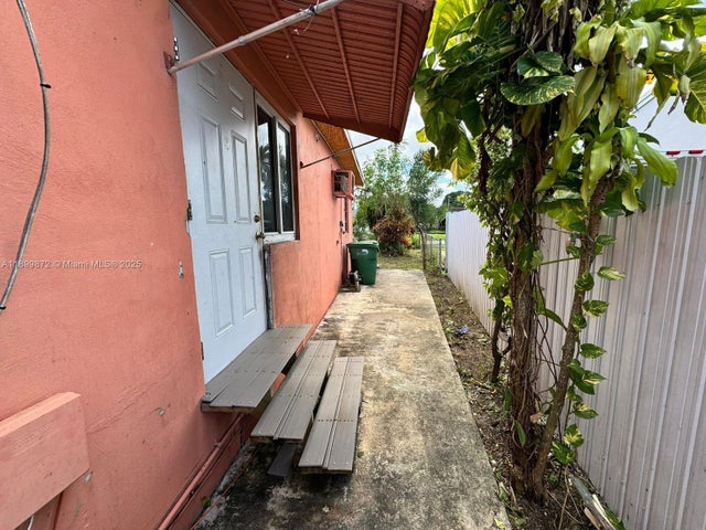 4 of 28 - 341 Aladdin St, Opa Locka, FL