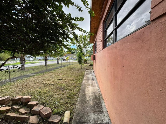5 of 28 - 341 Aladdin St, Opa Locka, FL