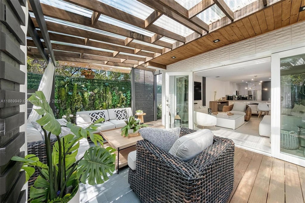 2752 Sw 11th St, Miami