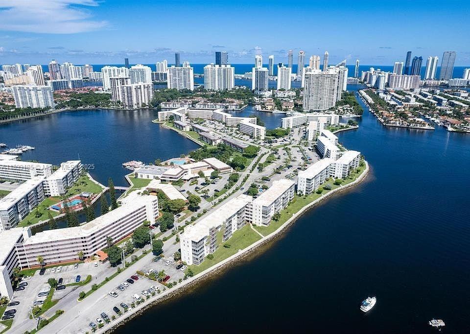 2920 Point East Dr N311, Aventura
