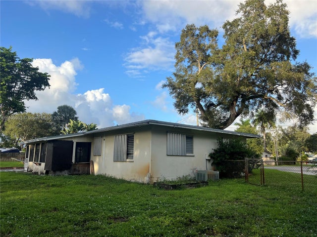 4 of 5 - 3410 Sw 25th St, Fort Lauderdale, FL